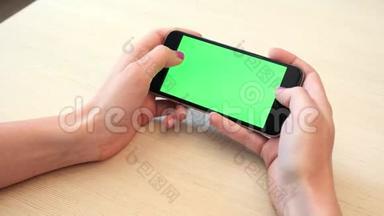 美丽的女孩手里拿着智能手机，手里拿着绿色的屏幕，男人手里拿着手机智能手机